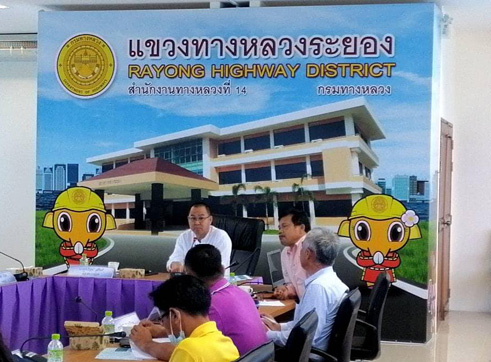 นายช่างโครงการฯ สำนักก่อสร้างทางที่ 2 อำนวยการแขวงทางหลวงระยอง ประชุมหารือเชิญหน่วยงานที่ดูแลงานสาธารณูปโภคฯ