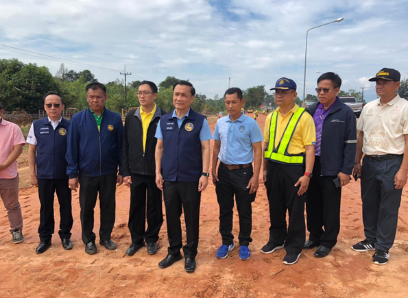 นายไชยา ศิริพันธ์ นายช่างโครงการฯ ต้อนรับ นายทรงศักดิ์ ทองศรี รมช.มหาดไทย 